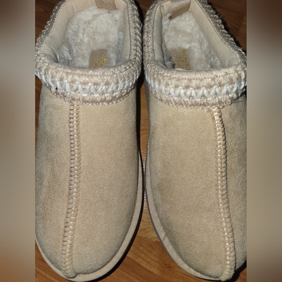 NEW Altar’d State Cloud Fuzzy Slippers Shoes Clogs Tan Women's Size 8 M NWOT - Picture 2 of 6